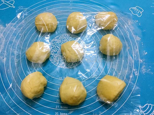 把面团分成9份相同大小的小面团，醒发15分钟