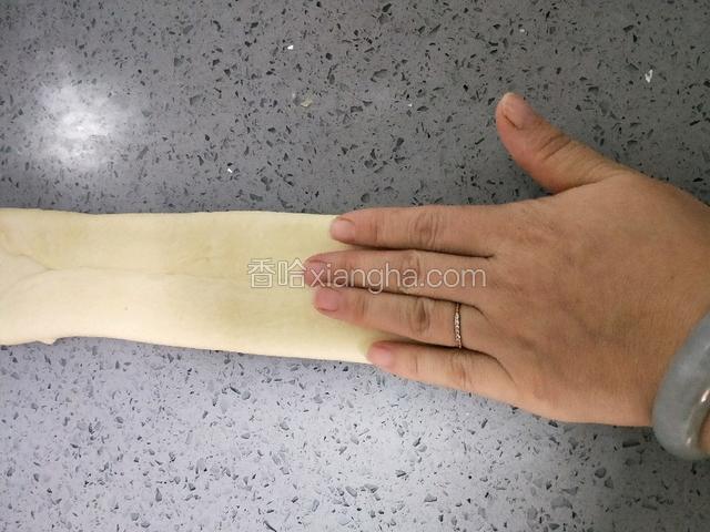 再用擀面杖擀成四指宽