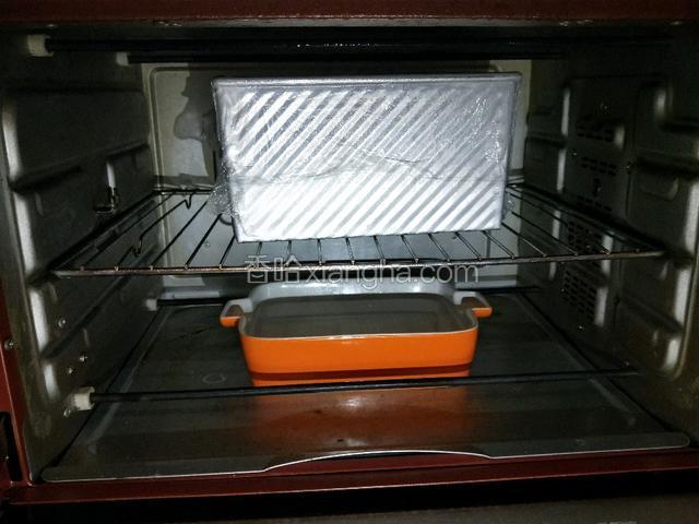 放入烤箱上层，底部放一碗开水，盖烤箱盖子进行二发