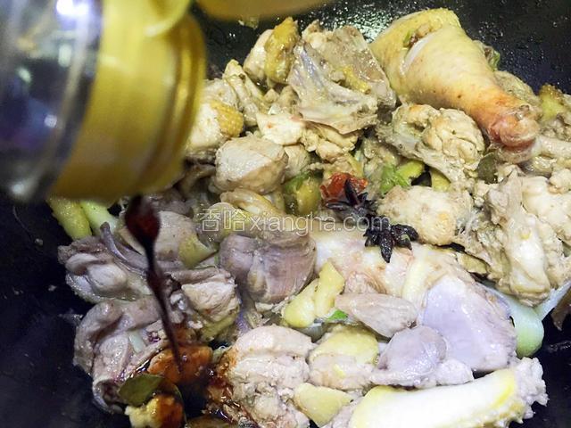 肉块变色后倒入生抽