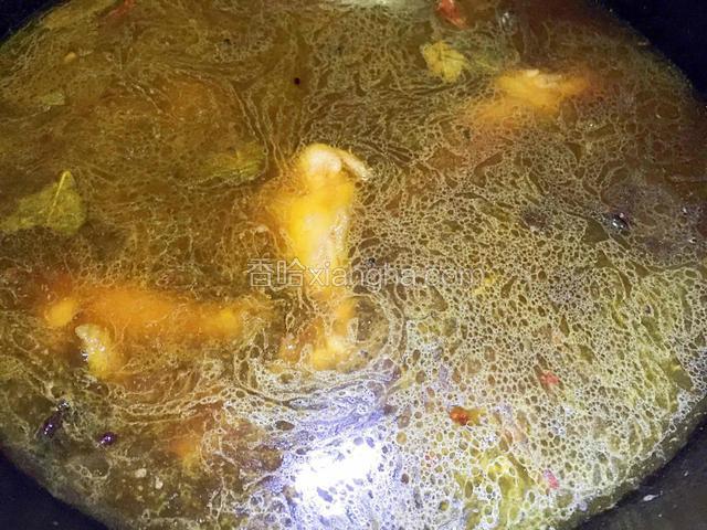 翻炒均匀后添清水没过鸡块