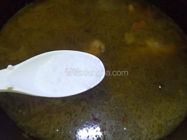 放盐调味，大火烧开后转中火炖约40分钟。