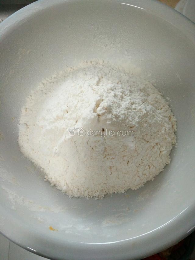 准备面粉加10克白糖