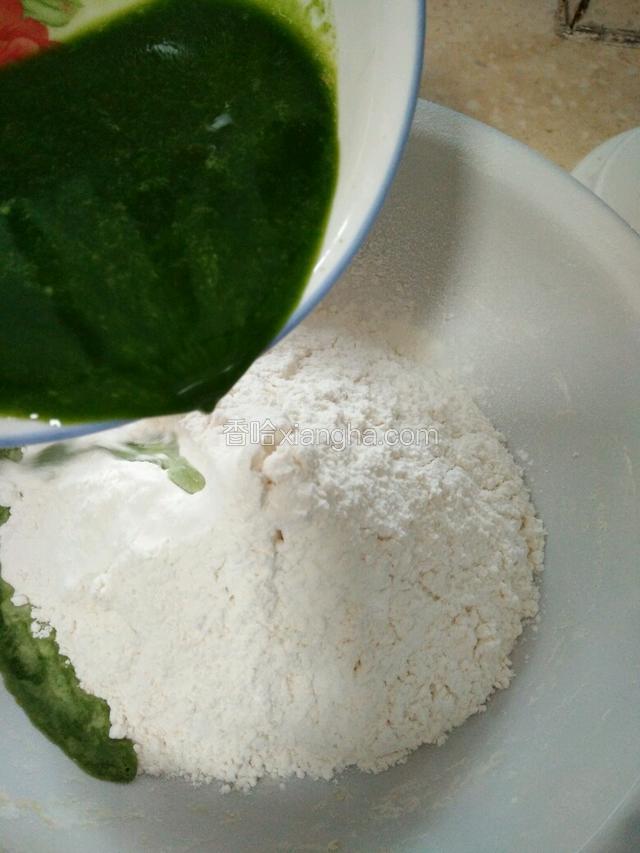 将波菜汁倒到面粉里面和成光滑的面团不粘手不粘盆就可以了，波菜汁一点点的添加，和成团为止