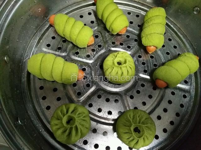 然后蒸垫上刷油，将做好的成品生呸放在蒸垫上静等十多分钟第二次发酵，在开火蒸二十分钟关火，隔4-5分钟在开盖