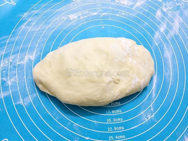 取出面团按压排气揉均匀