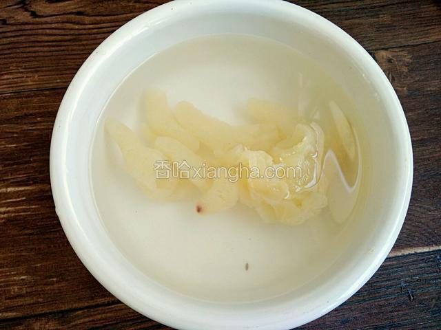 刚买回来的海蛰要放清水中泡几个小时，去除咸味，中途最好换水2到3次，我泡了一夜
