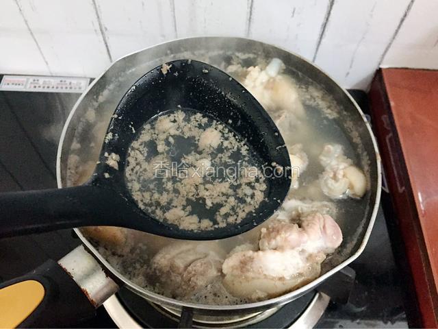 大火烧开，捞出浮沫