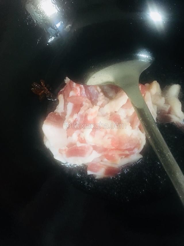 放入五花肉煸炒至变色