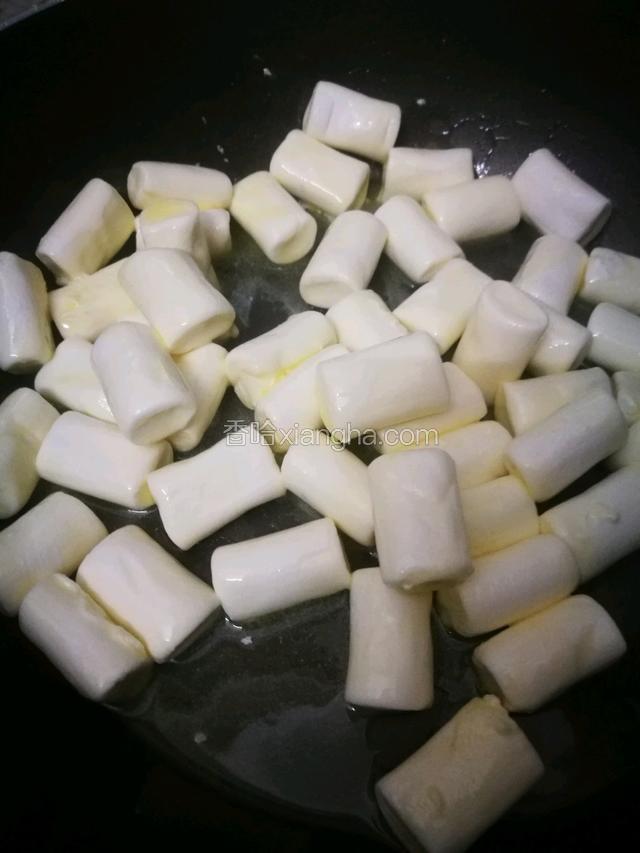 黄油融化好后加入棉花糖继续小火搅拌至棉花糖也融化。