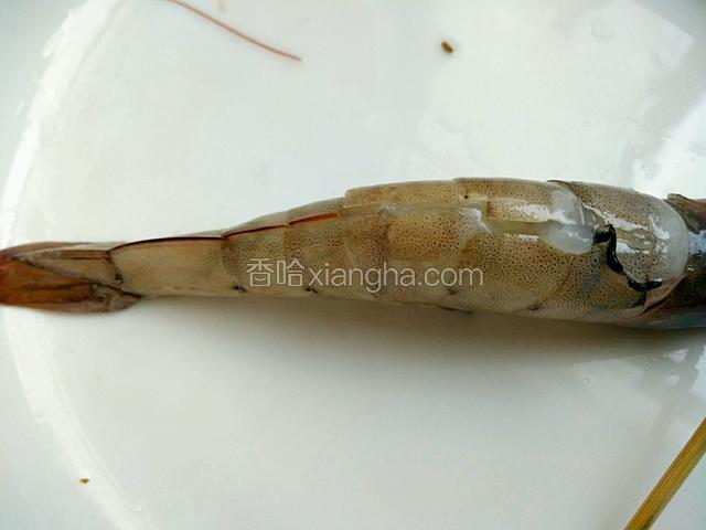 剪刀剪开虾背用牙签挑去虾线，再洗净控水备用
