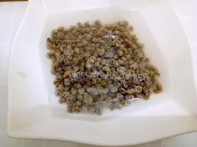 干豆鼓用温水多清洗几遍（因为是网购的豆鼓特咸所以清洗后还用温水泡了约3分钟）