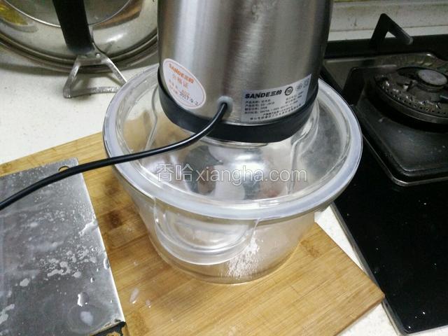 用料理机把鱼肉打成鱼蓉。