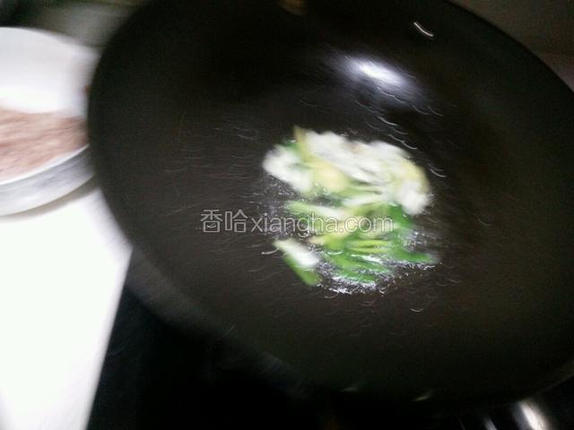 起锅放油，倒入姜片、蒜片、葱段爆香。