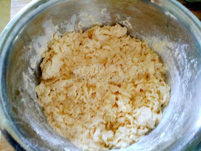 酵母水倒入盘里，用温水和面