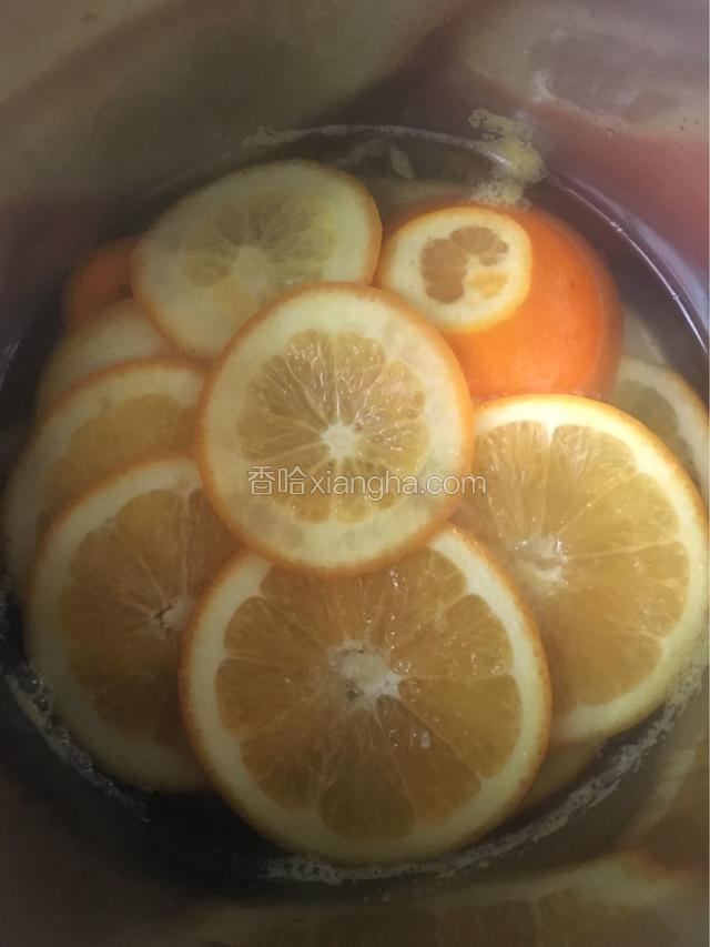 奶油锅加入水200克，砂糖20克，小火煮10分钟