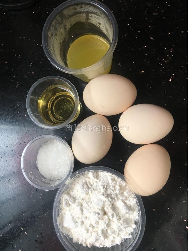 所有材料过秤，新鲜的橙汁提前榨好