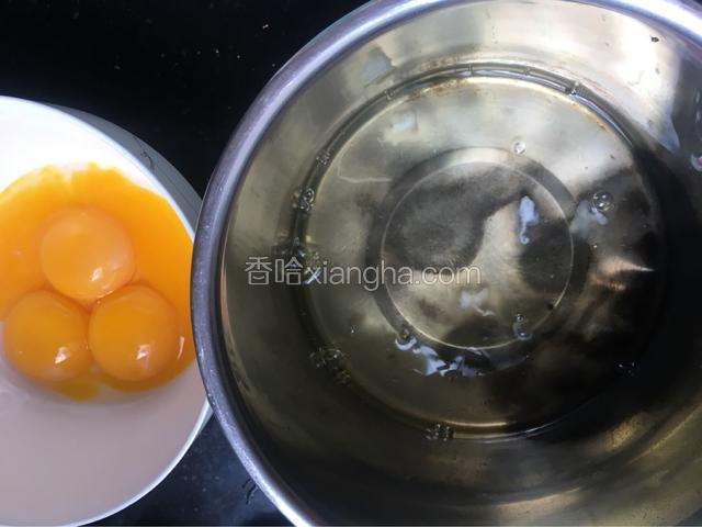 蛋黄，蛋白分别分离到无水无油的盆中