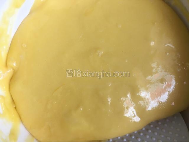 用自动打蛋器低速搅打10秒，也可以用手动打蛋器搅打均匀