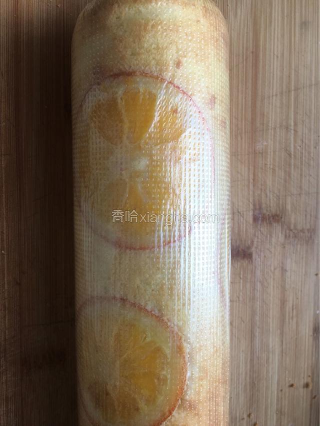 利用擀面杖卷起，定型两三个小时