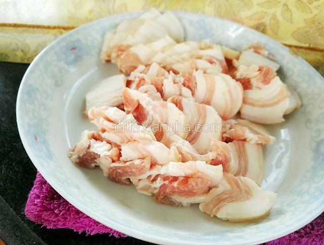 三层肉切薄片备用