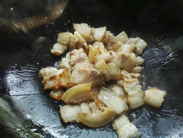 净锅，小火，倒入切好的三层肉煸炒