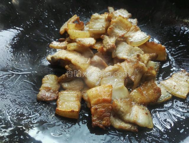 煸炒至三层肉出油呈金黄色