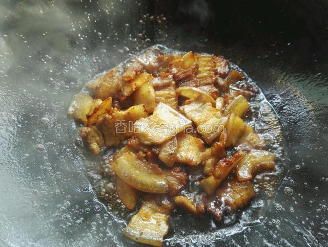 加入适量生抽，盐，鸡精，料酒，醋和少许白糖，洒少许清水，煮开