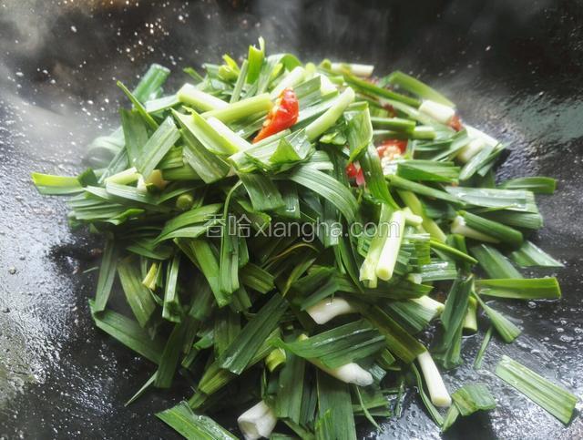下入切好的青蒜和红尖椒