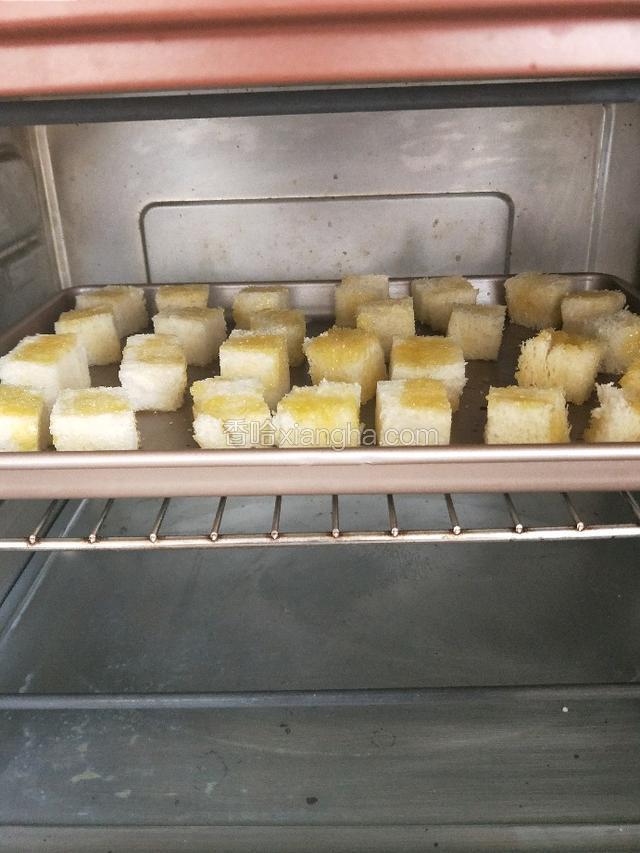 送入烤箱中层，200度烤至表面，不用预热烤箱，大约7分钟左右，仅供参考。