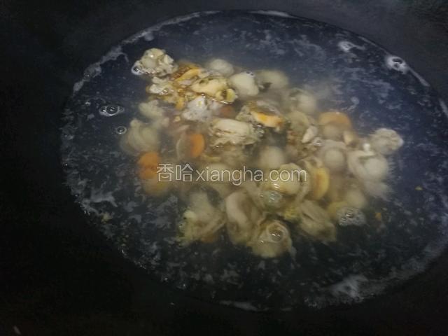 扇贝肉开水焯下，去内脏冲水洗干净。