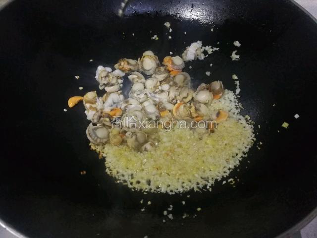 放入扇贝肉一起炒。