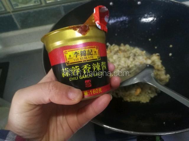 放入适量蒜蓉香辣酱。