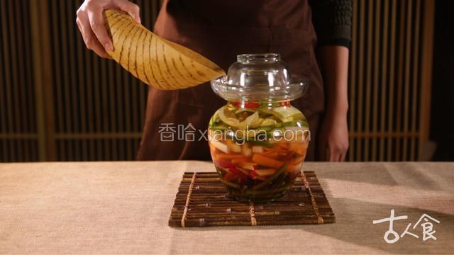 倒入晾凉的调料水，没过蔬菜；
