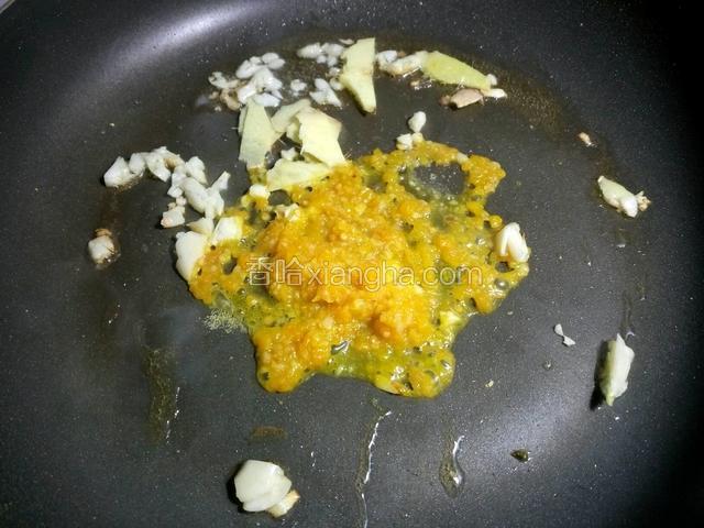 加入三大勺灯笼辣椒酱煸炒出香味。（海南椰乡春光牌子）