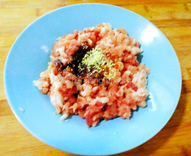 放入生菜，老抽，盐，鸡精