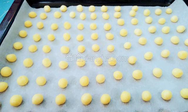 搓成小圆球放入烤盘