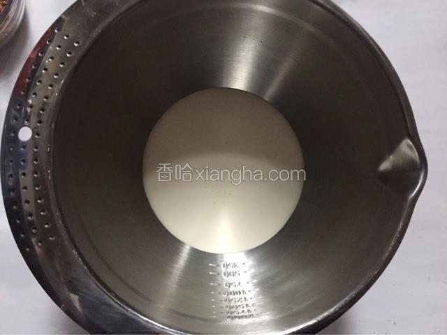 淡奶油倒入无水无油盆内
