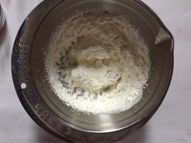 打蛋器打发至干性定型状态

