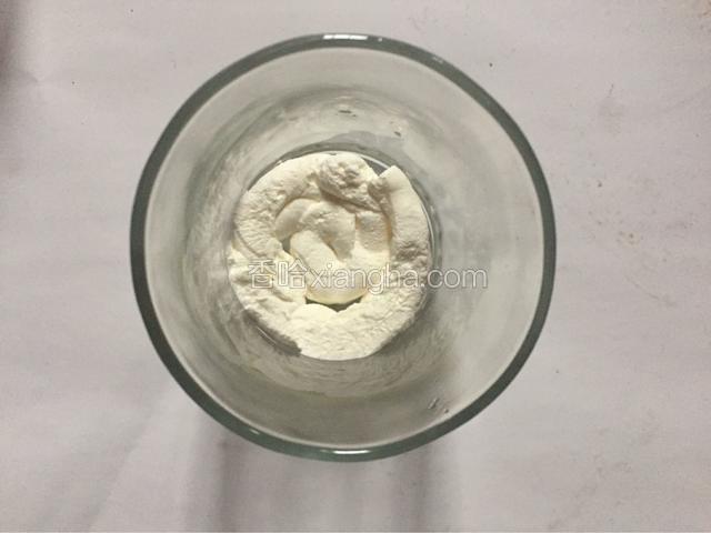 干净杯内挤出一圈奶油

