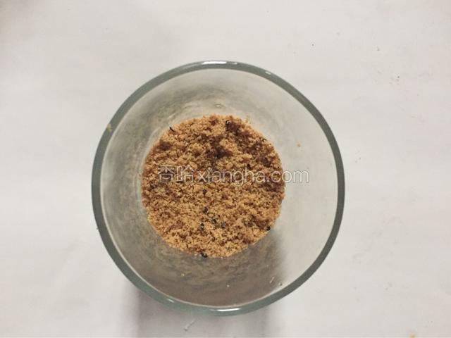 撒上一层碎饼干
