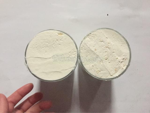 最上层把奶油刮平
