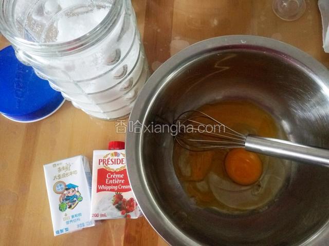首先准备全部食材 需要说明的是 鸡蛋部分用的是一个蛋黄和一个全蛋 当然可以用三到四个蛋黄替换 口感会更细腻 不过 为了营养全面 就加了一个全蛋 这个就看个人爱好了
这个时候就预热烤箱 160度