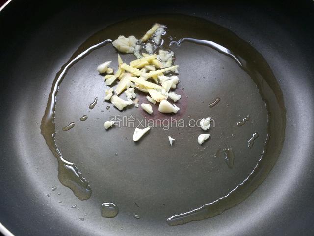 锅烧热下油，放入姜、蒜爆香。