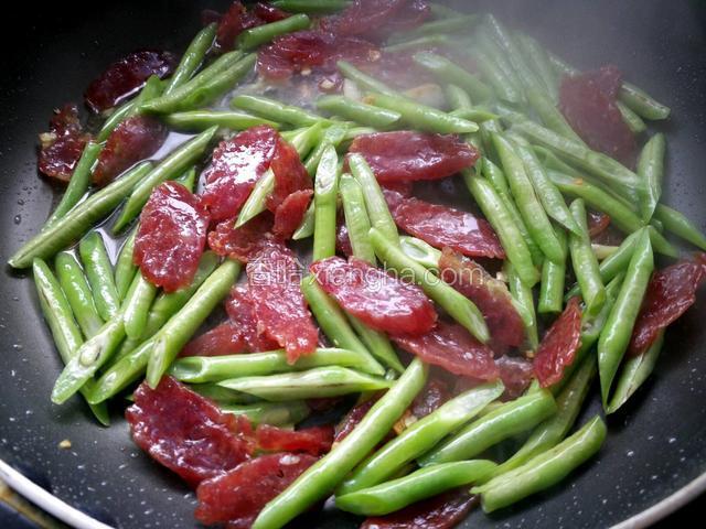 翻炒至豆角断生。