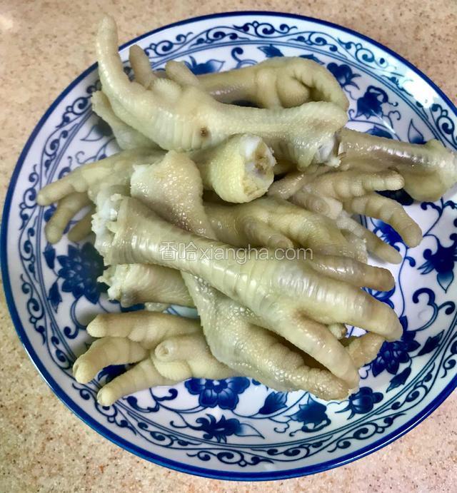 倒出用温水洗净表面附着的浮沫。