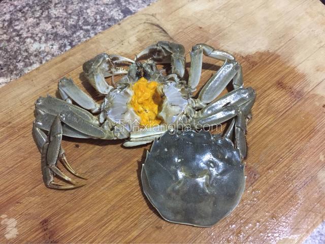 螃蟹洗净去除内脏。
