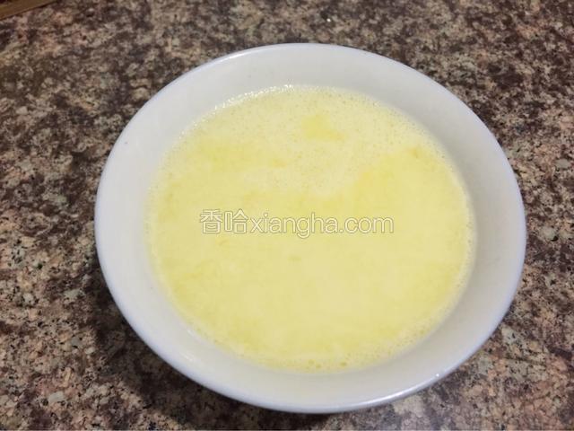 鸡蛋加盐加水打散。