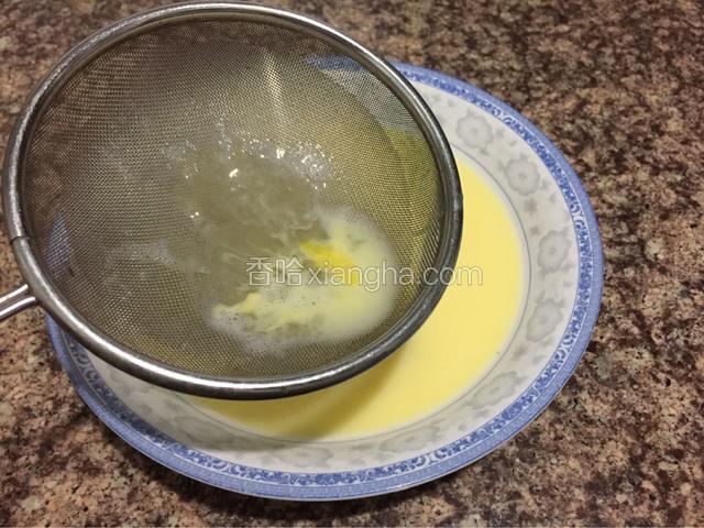 盘底先放入姜，鸡蛋过筛倒入。