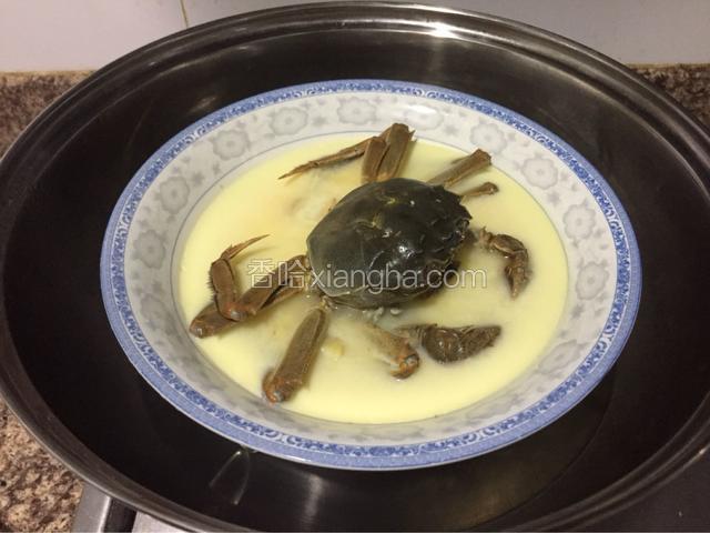 蛋液稍凝固放入螃蟹壳，再蒸10分钟。